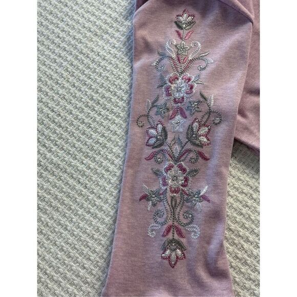 Alfred Dunner Women’s Petite Large Swiss Chalet Embroidered Flutter Sleeve Top i - Picture 5 of 10